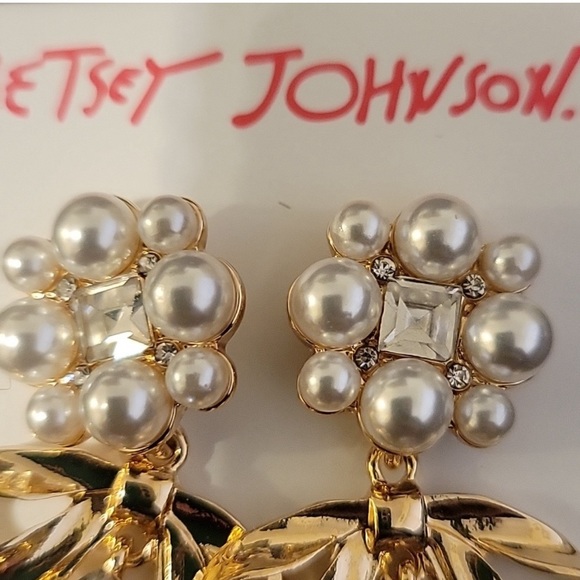 NWT 💖 Betsey Johnson Going All Out Pearl Teardrop Rhinestone Earrings - Picture 2 of 4